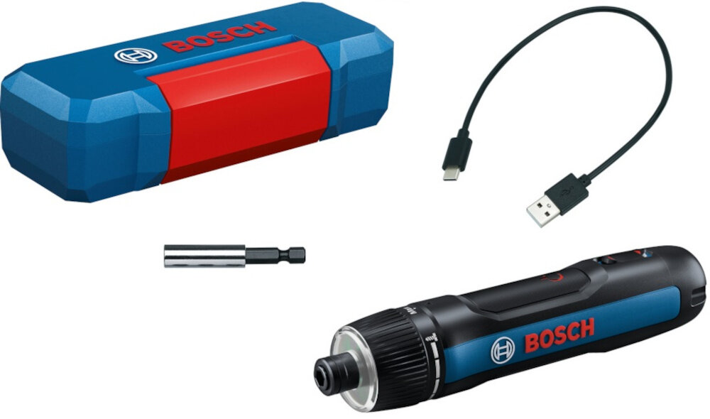 Na obrazie znajduje się akumulatorowy wkrętak z logo BOSCH, niebiesko-czerwone etui, kabel USB oraz końcówka wkrętaka.
