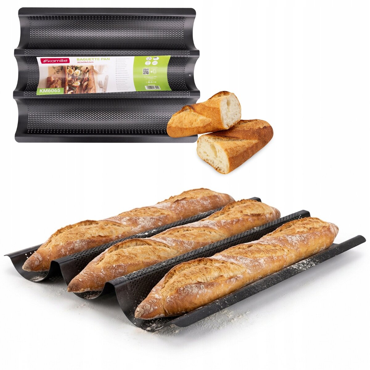 Na obrazie widoczna jest czarna, perforowana forma do pieczenia bagietek, mieszcząca trzy bagietki. Obok formy znajdują się trzy upieczone bagietki oraz kawałki pieczywa, a na formie widnieje etykieta z logo \'kamille\'.