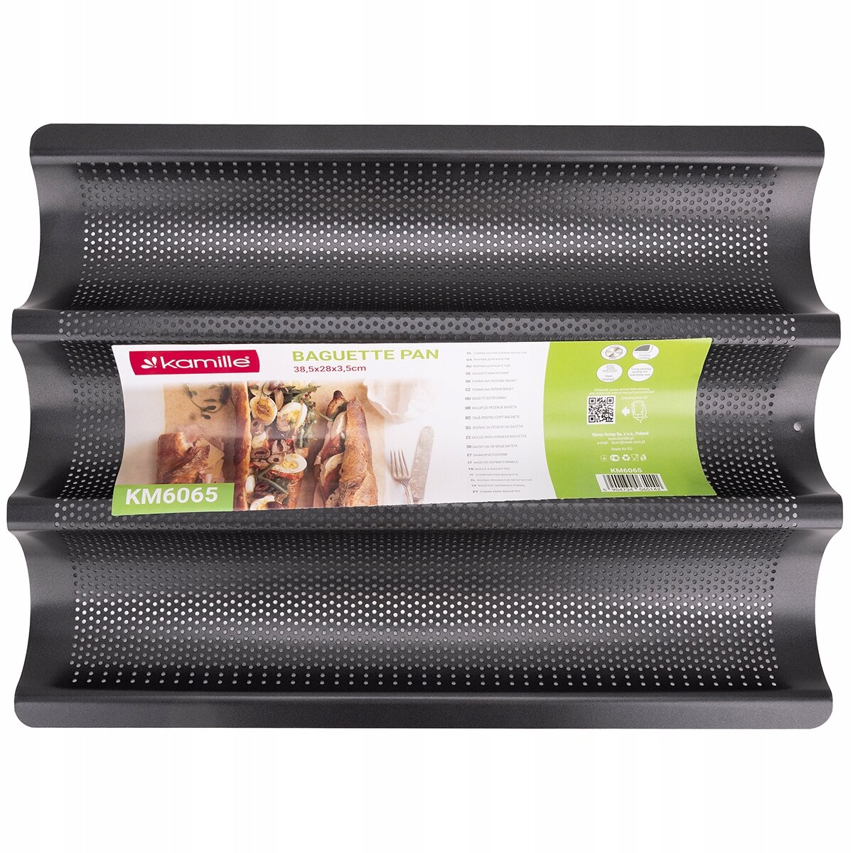 Forma do pieczenia bagietek z trzema rowkami, wykonana z perforowanego metalu. Na etykiecie widnieje napis: \'kamille BAGUETTE PAN 38.5x28x3.5cm KM6065\'.