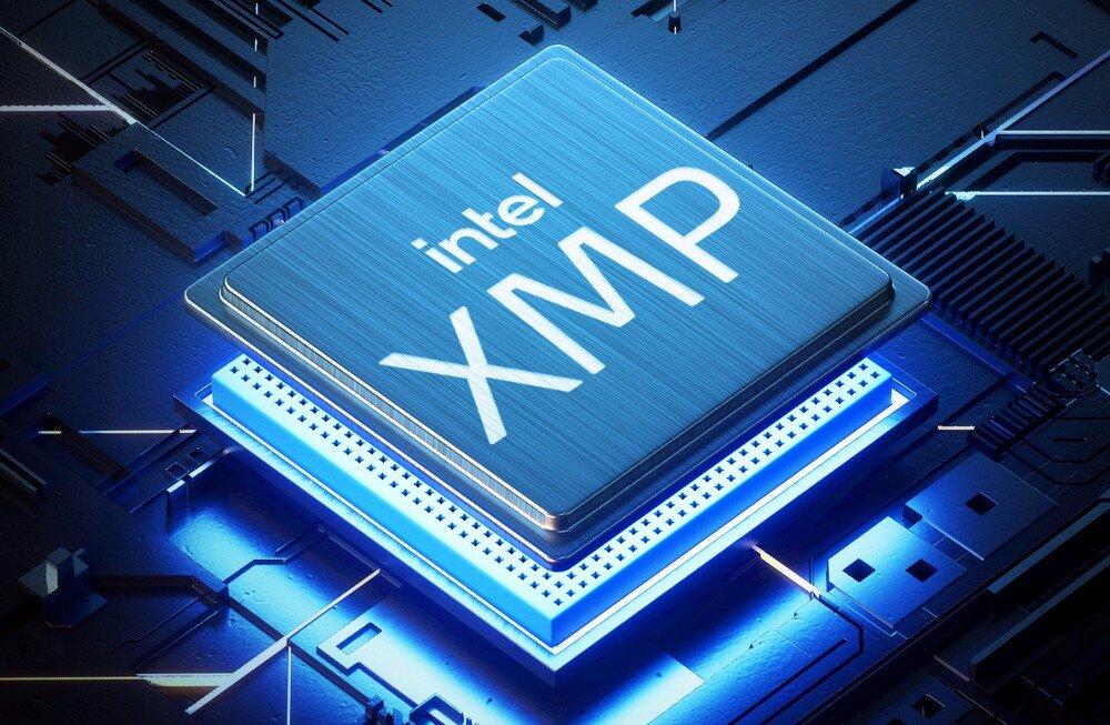 Obraz przedstawia procesor z napisem \'intel XMP\' na powierzchni, otoczony niebieskim światłem na tle płyty głównej.