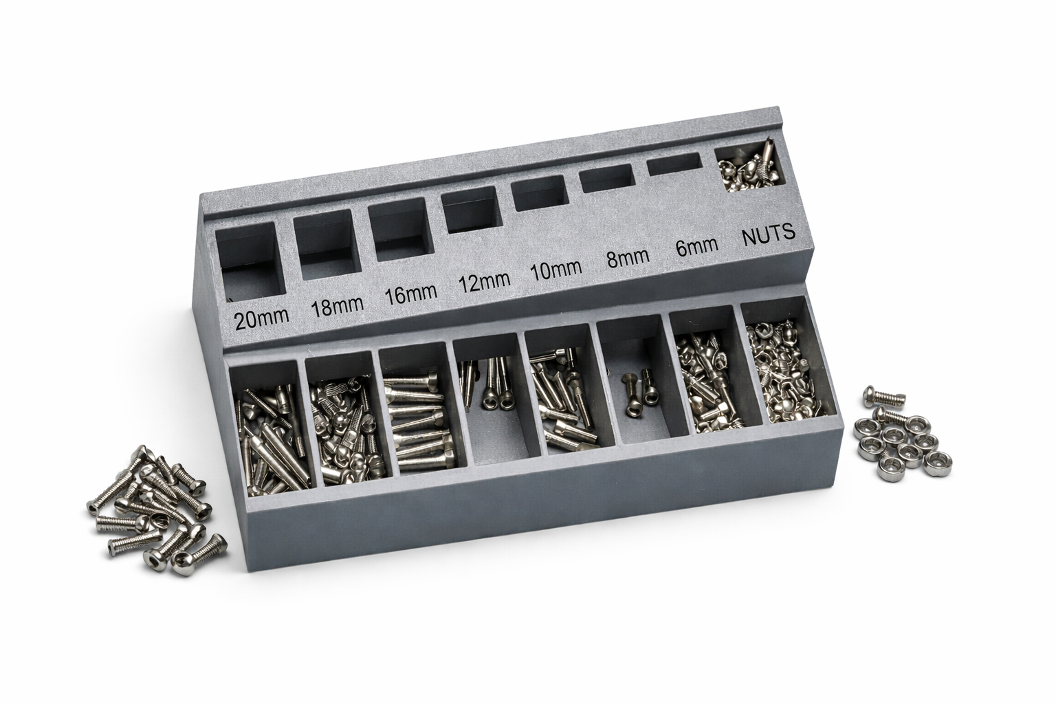 Na obrazie znajduje się organizer warsztatowy z ośmioma przegródkami, oznaczonymi rozmiarami od 6mm do 20mm oraz napisem \'NUTS\'. W przegródkach oraz obok organizera znajdują się różne śruby i nakrętki.