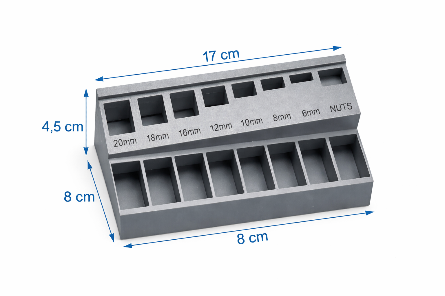 Na obrazie widoczny jest szary organizer warsztatowy z ośmioma przegródkami, oznaczonymi rozmiarami od 6 mm do 20 mm oraz napisem \'NUTS\'. Wymiary organizera to 17 cm długości, 8 cm szerokości i 4,5 cm wysokości.