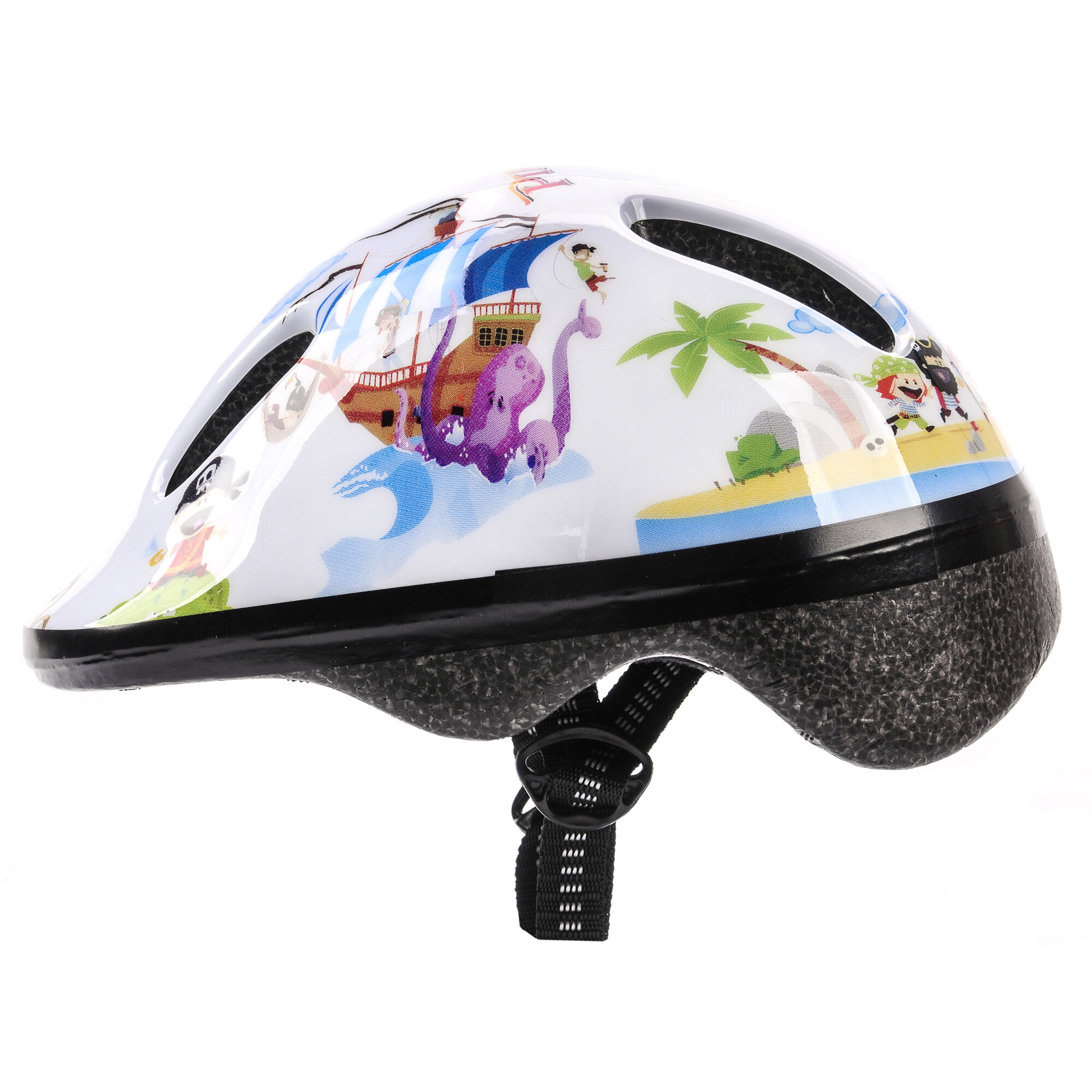 Dziecięcy kask rowerowy z kolorowym motywem pirackim, przedstawiającym statek, palmę i postacie. Kask ma otwory wentylacyjne i regulowany pasek pod brodą.