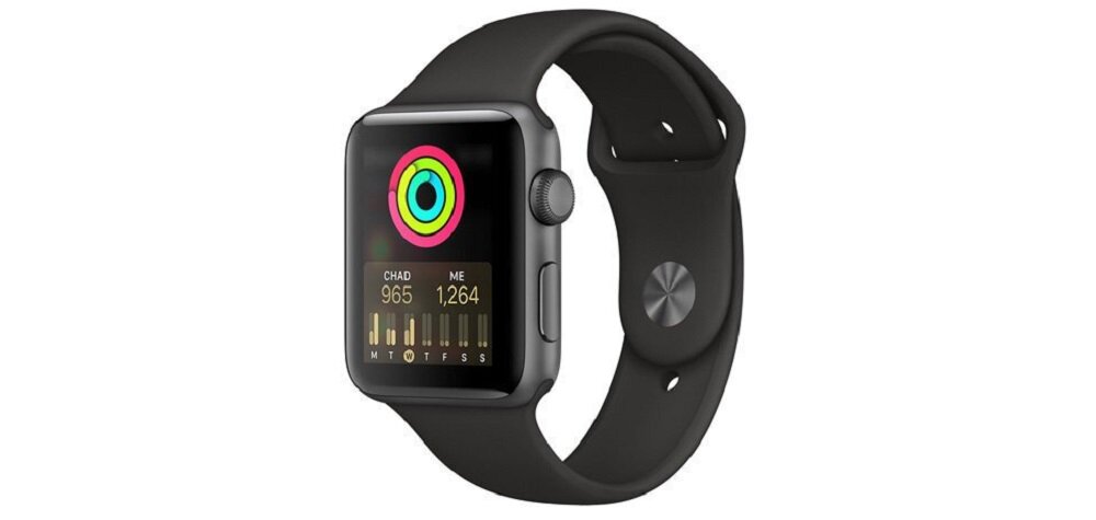 Smartwatch z czarnym paskiem i aluminiową kopertą w kolorze ciemnoszarym. Na ekranie widoczny jest kolorowy wykres aktywności oraz liczby: CHAD 965, ME 1,264.