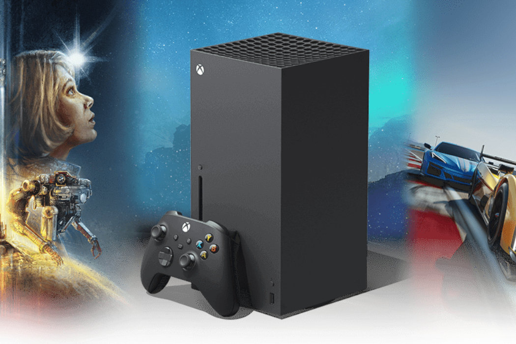 Konsola MICROSOFT XBOX Series X z napędem Blu-ray 4K UHD stoi obok kontrolera. W tle widoczne są grafiki z gier, przedstawiające postać i samochody wyścigowe.
