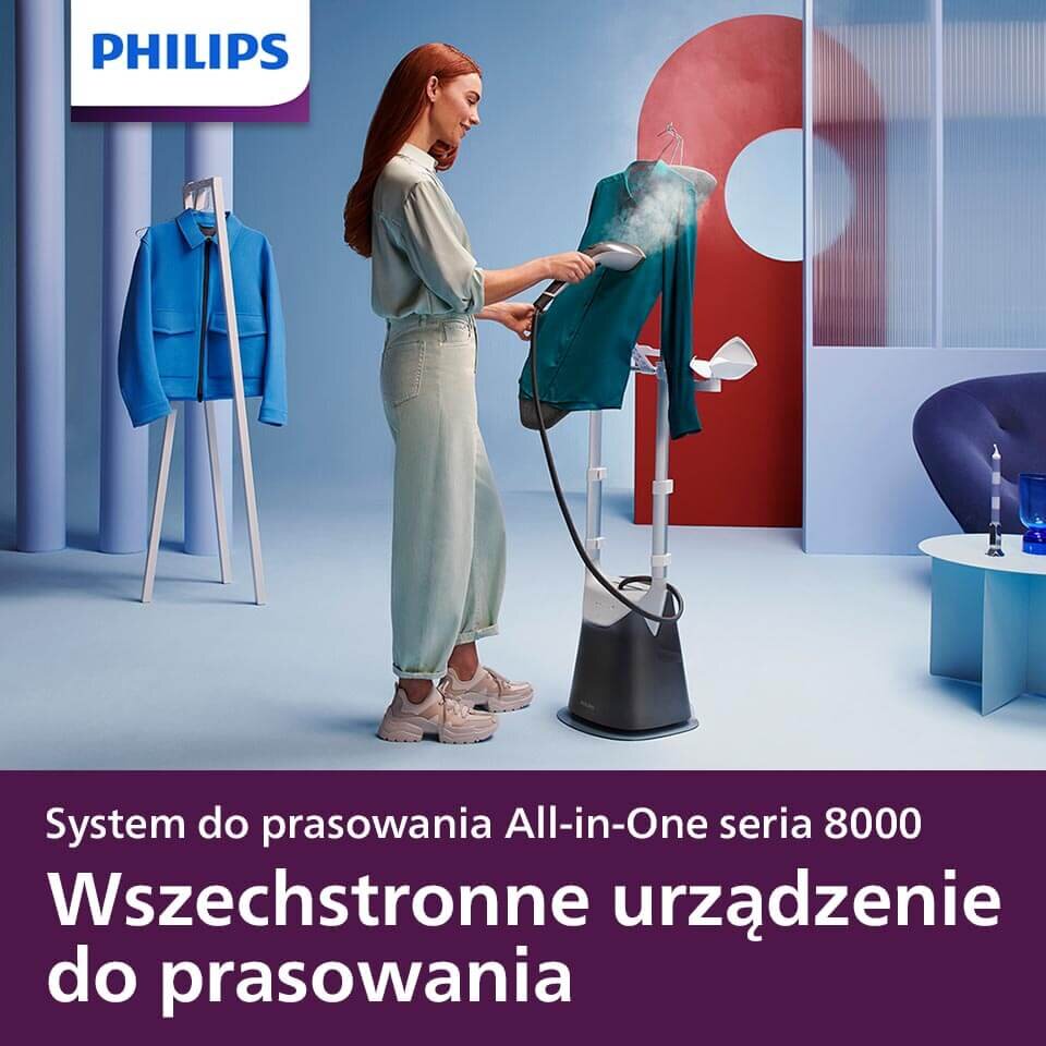 Osoba używa systemu do prasowania, trzymając parownicę skierowaną na zieloną marynarkę. Na górze widoczne jest logo PHILIPS, a na dole napis: \'System do prasowania All-in-One seria 8000 Wszechstronne urządzenie do prasowania\'.