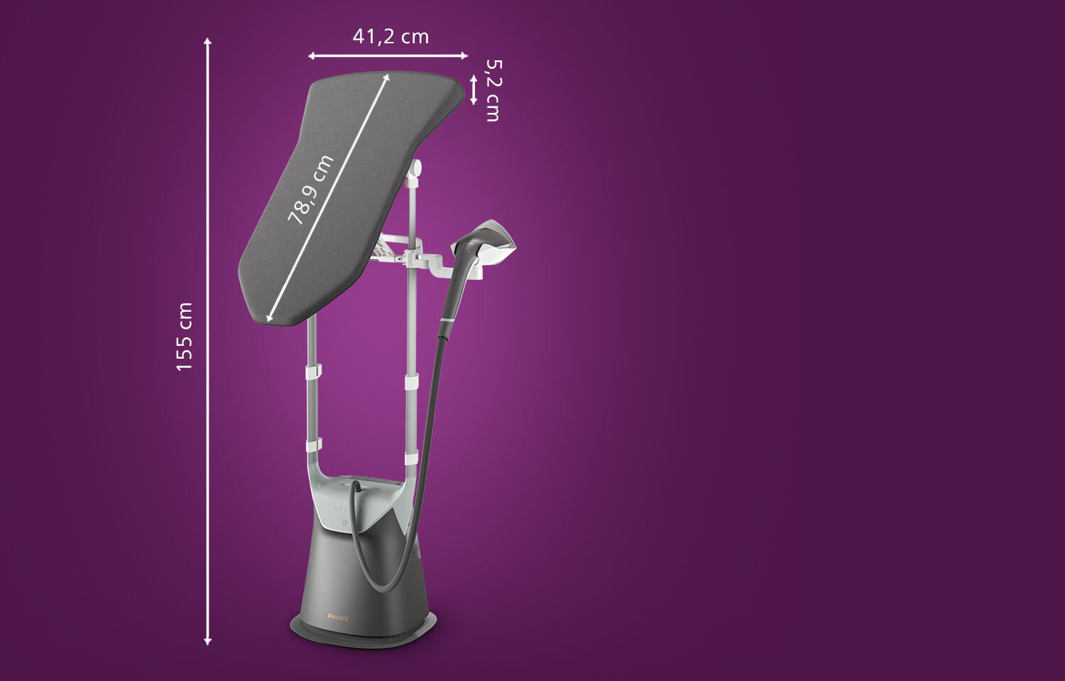 Na fioletowym tle znajduje się system do prasowania z deską o wymiarach 78,9 cm na 41,2 cm i wysokości 155 cm. Widoczny jest również uchwyt do prasowania parowego oraz logo producenta na podstawie urządzenia.