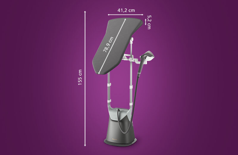 System do prasowania z deską o wymiarach 78,9 cm na 41,2 cm i wysokości 155 cm. Widoczny jest również uchwyt do prasowania parowego oraz logo Philips na podstawie urządzenia.