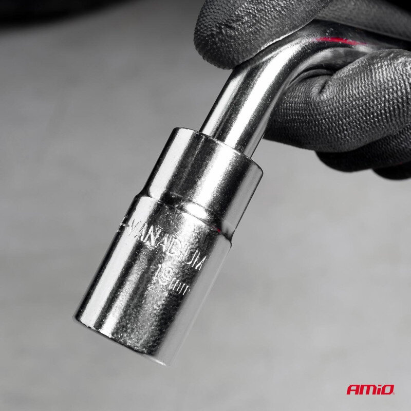 Na zdjęciu widoczny jest metalowy klucz teleskopowy trzymany w rękawicy. Na kluczu znajduje się napis \'VANADIUM 19MM\', a w prawym dolnym rogu widoczne jest logo \'AMiO\'.