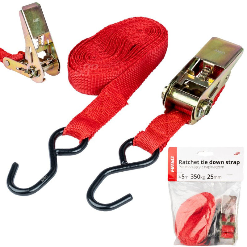 Na obrazie widoczny jest czerwony pas transportowy z napinaczem oraz czarnymi hakami. Obok znajduje się opakowanie z napisem \'Ratchet tie down strap, 5m, 350kg, 25mm\'.