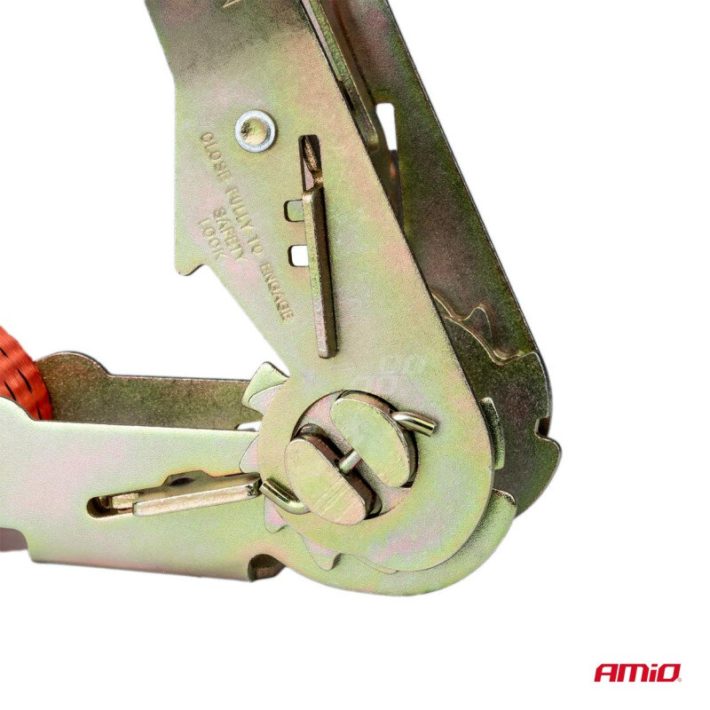 Zbliżenie na metalowy mechanizm napinacza pasa transportowego z widocznymi zębatkami i śrubą. W prawym dolnym rogu znajduje się logo \'AMiO\'.
