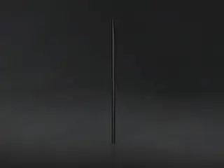 320x240-airslim Czarny, cienki profil telewizora na ciemnym tle. Widoczna jest jedynie boczna krawędź urządzenia.