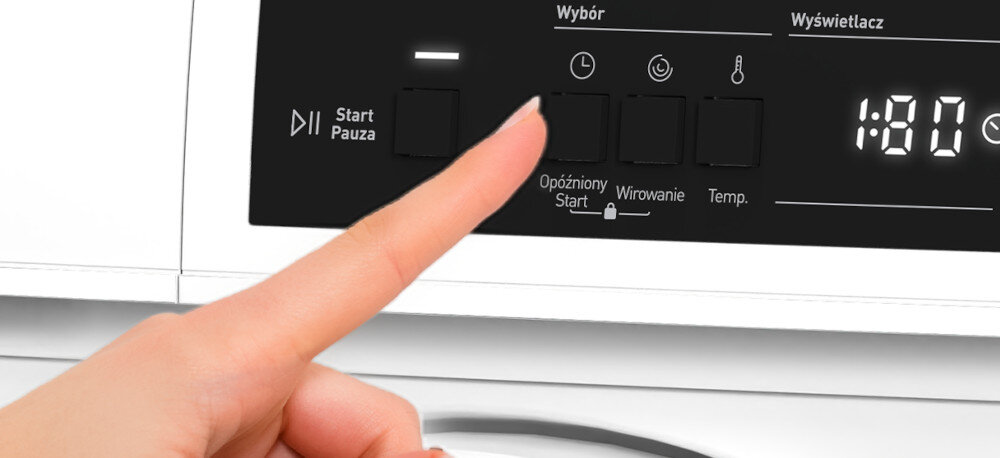 Panel sterowania pralki z przyciskami i wyświetlaczem pokazującym \'1:80\'. Widoczny jest palec wskazujący dotykający przycisk \'Start Pauza\'.