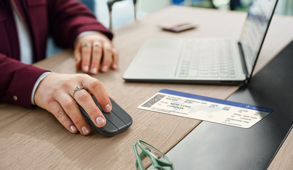 LOGITECH Mobi Fold rolki Logitech Mobi Fold panel dotykowy adaptacyjnym przewijaniem Sensor o rozdzielczości 4000 DPI - Praca w podróży z użyciem płaskiej myszy komputerowej obok otwartego laptopa i papierowej karty pokładowej