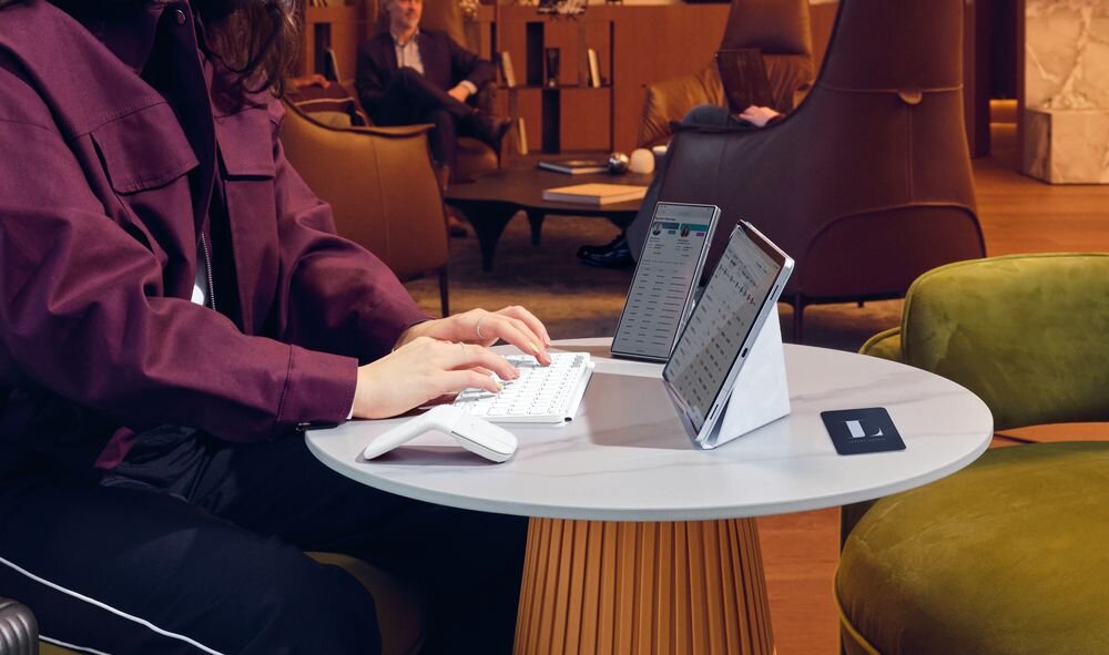 LOGITECH Mobi Fold Funkcja Easy-Switch sparowanie myszy z kilkoma urządzeniami Przełączanie jednego przycisku - Mobilne stanowisko pracy z płaską myszką, niewielką klawiaturą i dwoma ekranami na stoliku w strefie wypoczynkowej