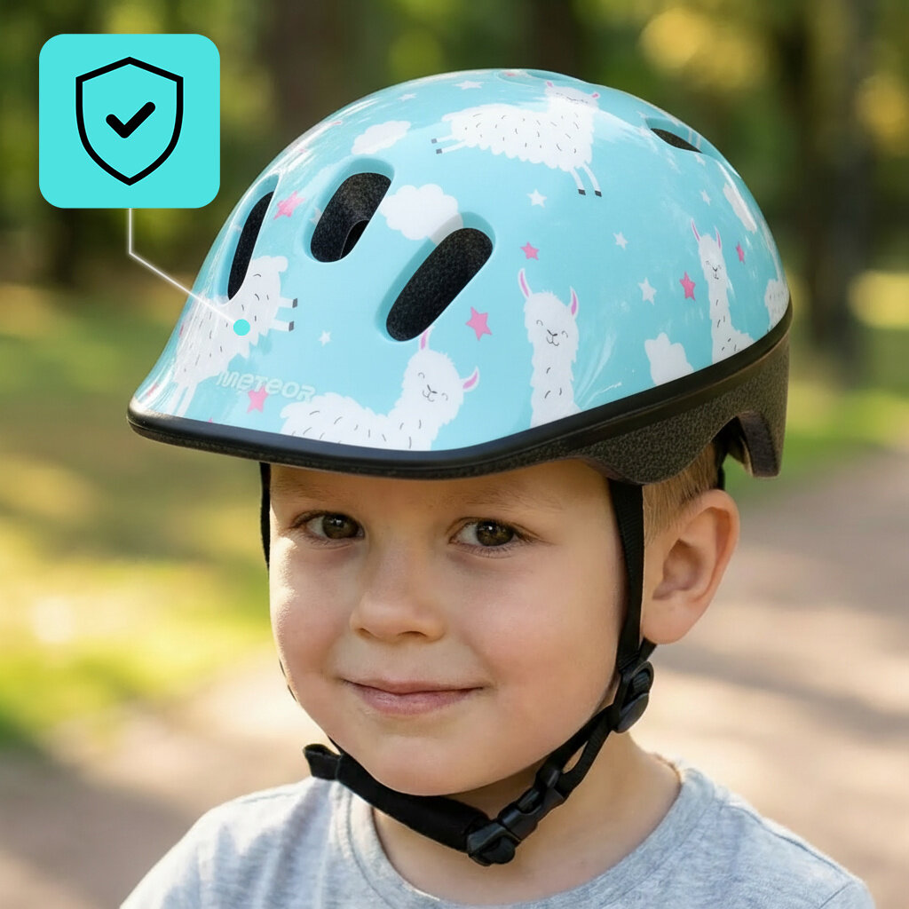 Dziecko nosi niebieski kask rowerowy z motywem lam i chmur, z widocznym logo \'METEOR\'.