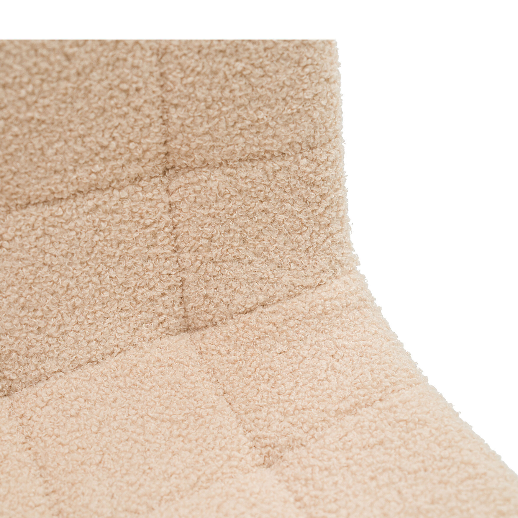 Zbliżenie na beżowy materiał boucle o teksturze przypominającej tkaninę teddy, z widocznymi przeszyciami tworzącymi kwadratowy wzór.