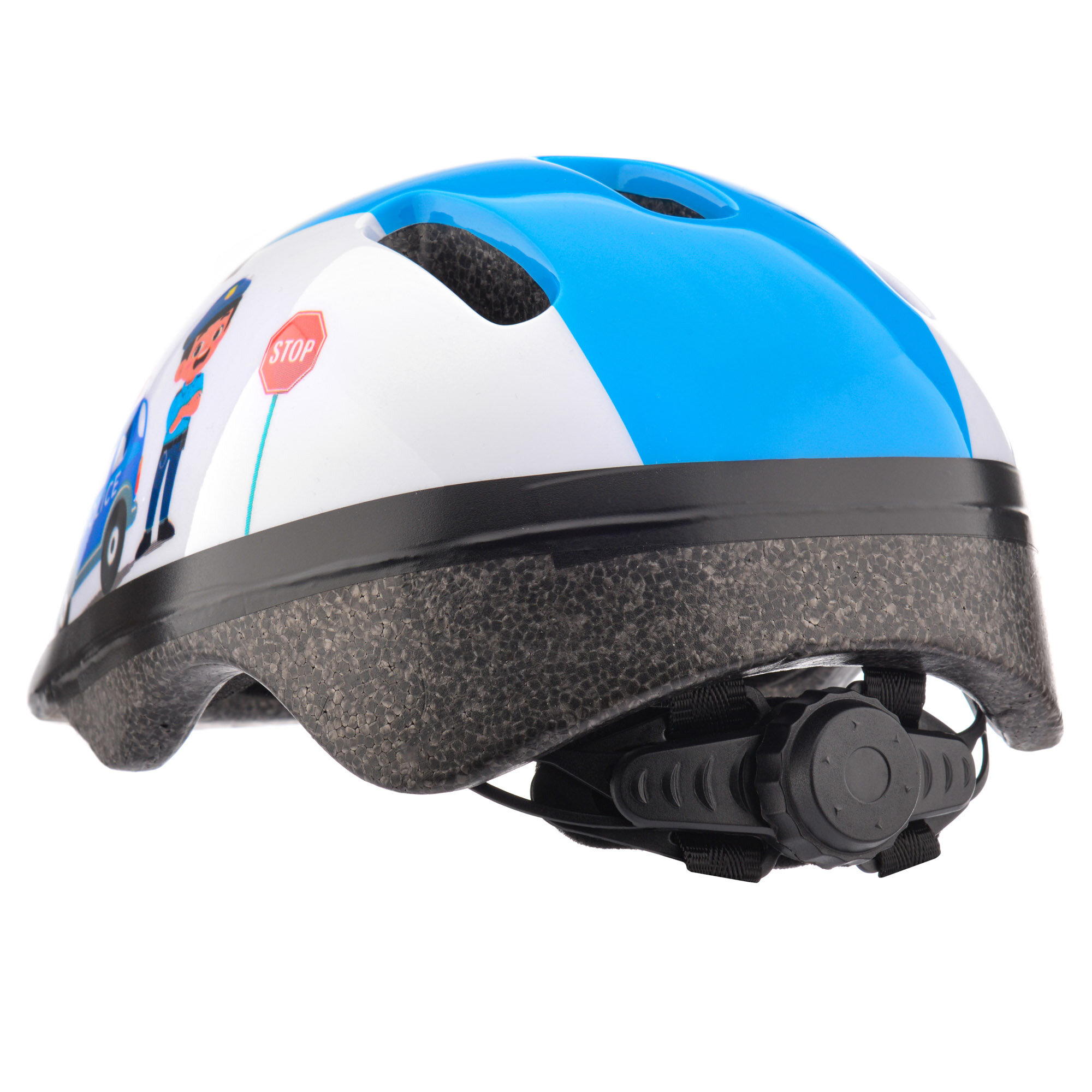Kask rowerowy dziecięcy z niebiesko-białym wzorem i grafiką przedstawiającą postać obok znaku \'STOP\'. Kask posiada regulację z tyłu oraz otwory wentylacyjne.