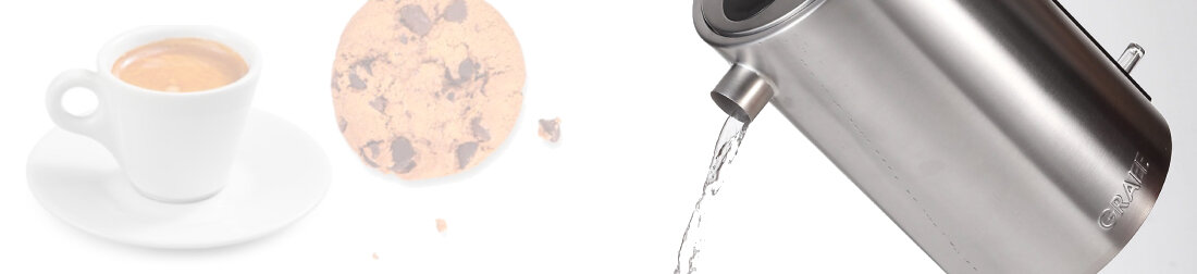 Na obrazie widać metalowy czajnik, z którego wylewa się woda, oraz filiżankę kawy i ciastko. Na czajniku widoczne jest logo \'GRAEF\'.