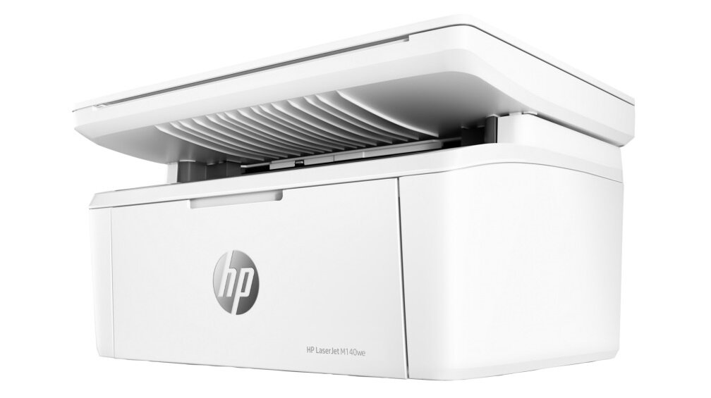 Białe urządzenie wielofunkcyjne z widocznym logo HP na przedniej części. Na obudowie znajduje się napis \'HP LaserJet M140we\'.