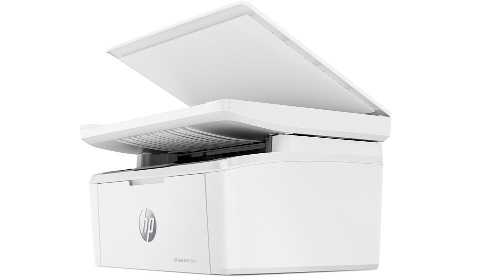 Białe urządzenie wielofunkcyjne z otwartą pokrywą skanera, na przodzie widoczne logo HP. Na obudowie znajduje się napis \'LaserJet\'.