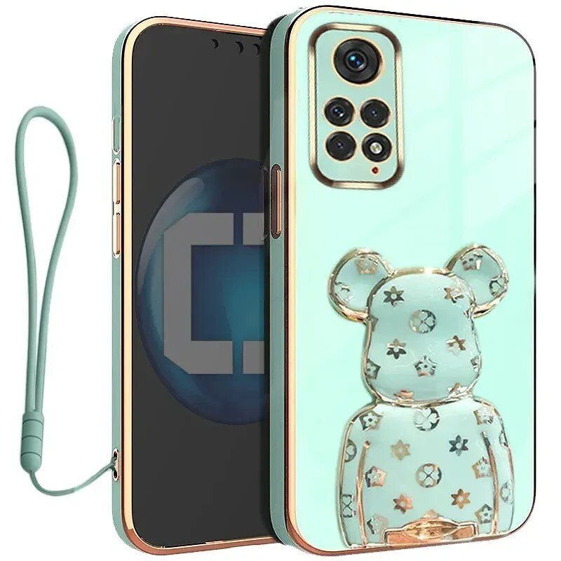 Etui na telefon w kolorze miętowym z ozdobnym wzorem misia i złotymi akcentami, z dołączonym uchwytem i smyczą. Widoczny jest aparat z czterema obiektywami.