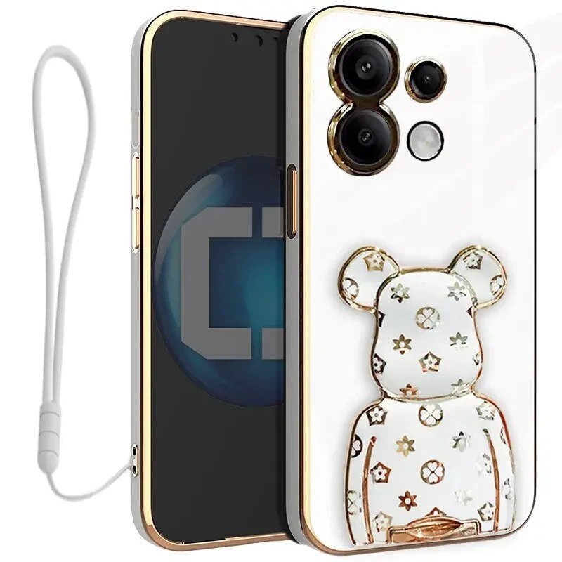 Etui na telefon z białym wzorem misia ozdobionym złotymi elementami, obok znajduje się smycz. Etui posiada wycięcia na trzy obiektywy aparatu i przyciski boczne.