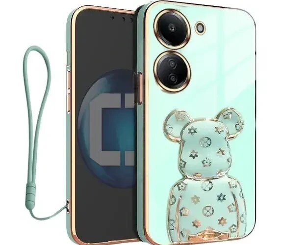 Etui na telefon w kolorze miętowym z motywem misia i złotymi elementami, wyposażone w uchwyt i smycz. Widoczne są dwa otwory na aparat oraz logo producenta na ekranie telefonu.