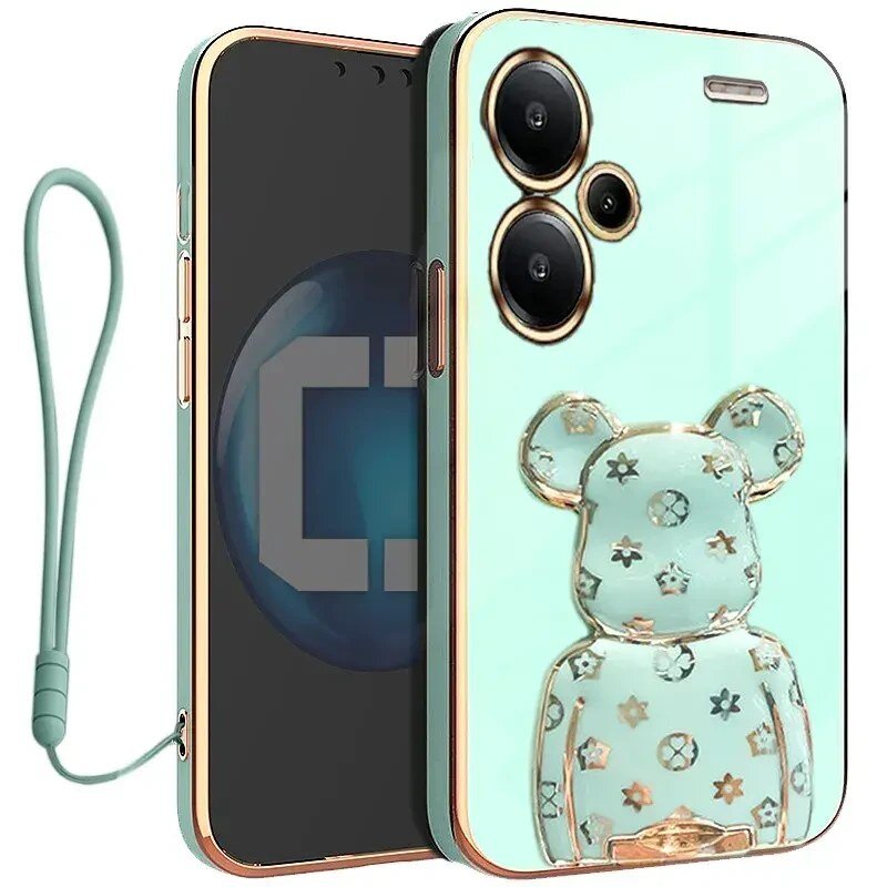 Etui na telefon w kolorze miętowym z motywem misia i wzorami gwiazdek, posiada trzy otwory na aparaty. Do etui dołączony jest uchwyt i smycz w podobnym kolorze.