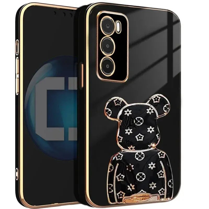 Czarne etui na telefon z ozdobnym wzorem misia i złotymi akcentami wokół krawędzi oraz aparatu. Etui posiada wycięcia na trzy obiektywy aparatu.