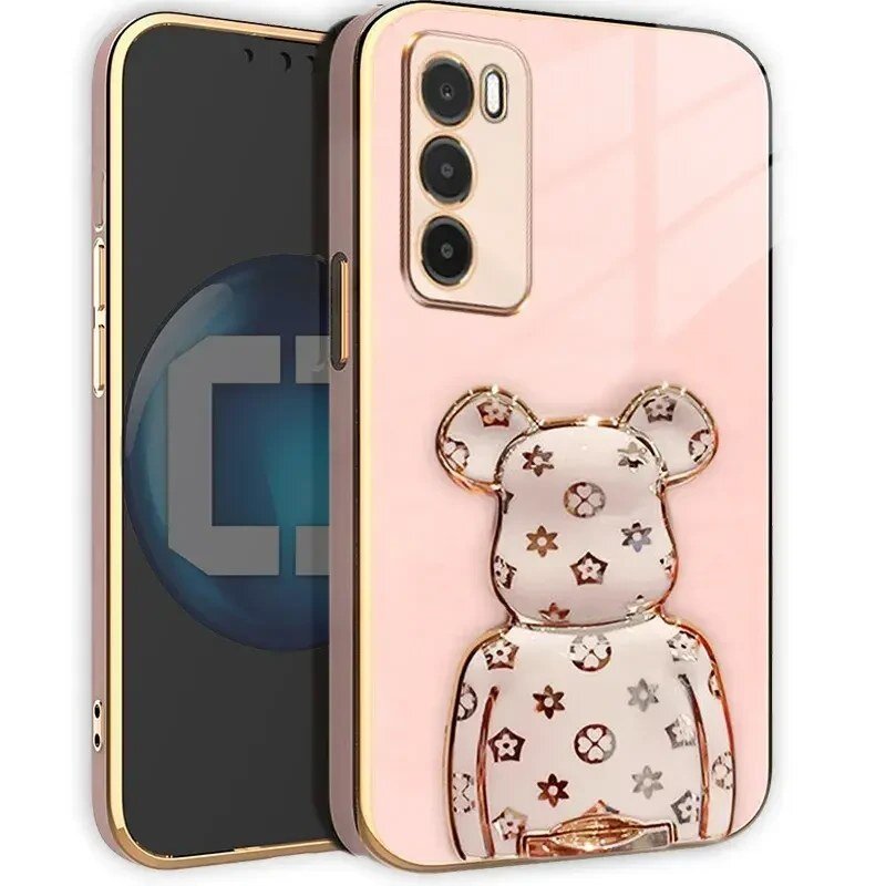 Etui na telefon w kolorze różowym z ozdobnym wzorem misia i motywami gwiazdek. Telefon ma trzy obiektywy aparatu z tyłu.
