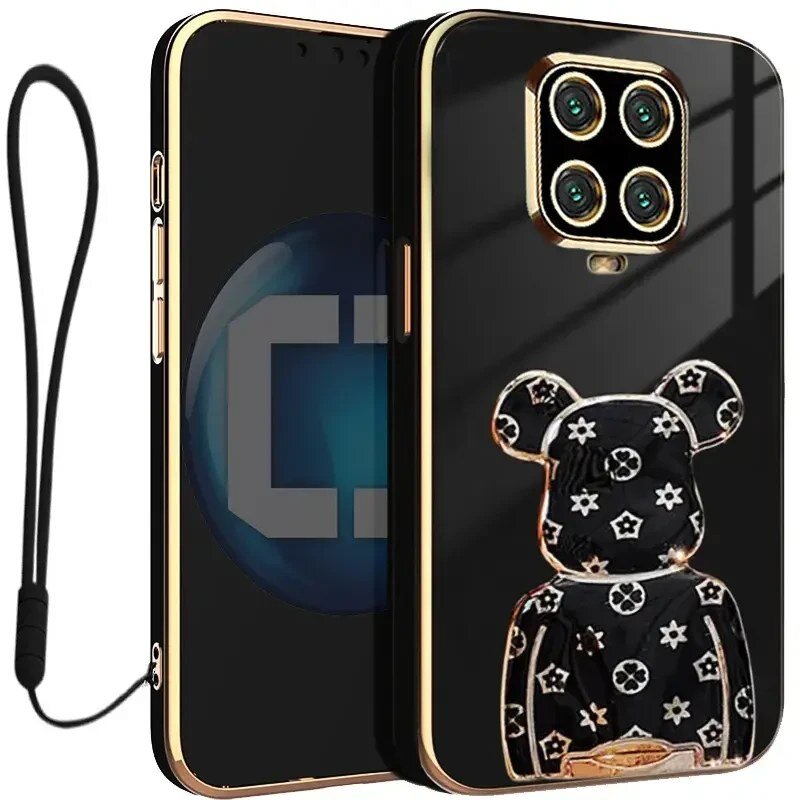 Czarne etui na telefon z ozdobnym wzorem misia i złotymi akcentami, posiada cztery otwory na aparat. Do etui dołączona jest czarna smycz.