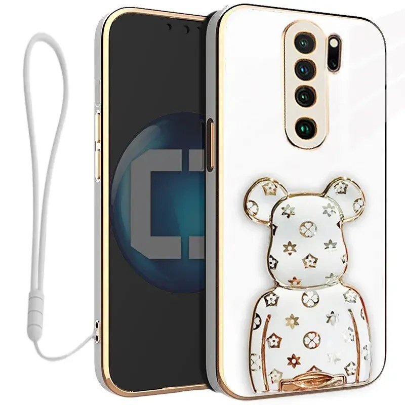 Etui na telefon z białym tłem i złotymi akcentami, ozdobione wypukłym wzorem misia z motywem gwiazdek. Obok etui widoczna jest biała smycz.