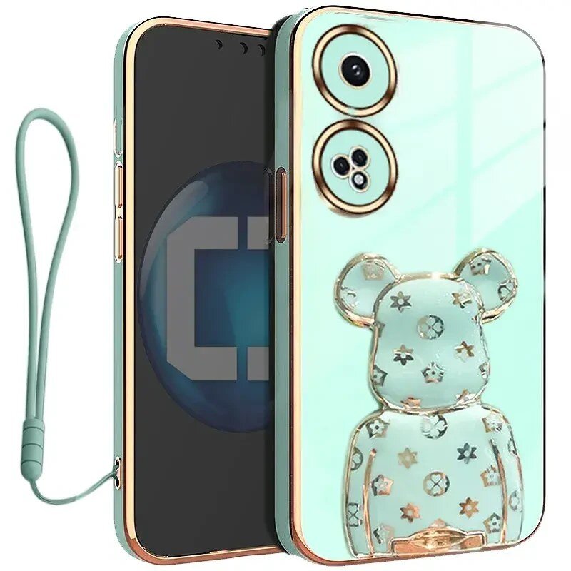 Etui na telefon w kolorze miętowym z ozdobnym wzorem misia i złotymi akcentami wokół aparatów. Do etui dołączona jest smycz w dopasowanym kolorze.