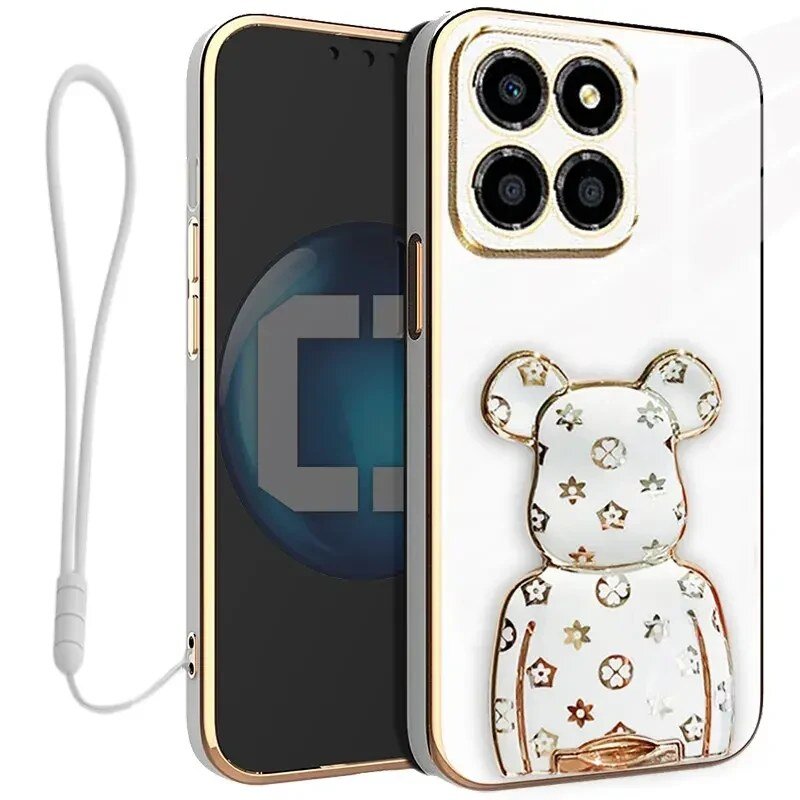 Etui na telefon z motywem misia ozdobionego wzorami, z widocznymi czterema otworami na aparat. Obok znajduje się biała smycz dołączona do etui.