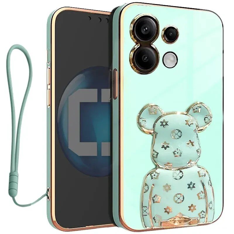 Etui na telefon w kolorze miętowym z ozdobnym wzorem misia i złotymi elementami. Do etui dołączona jest smycz w dopasowanym kolorze.
