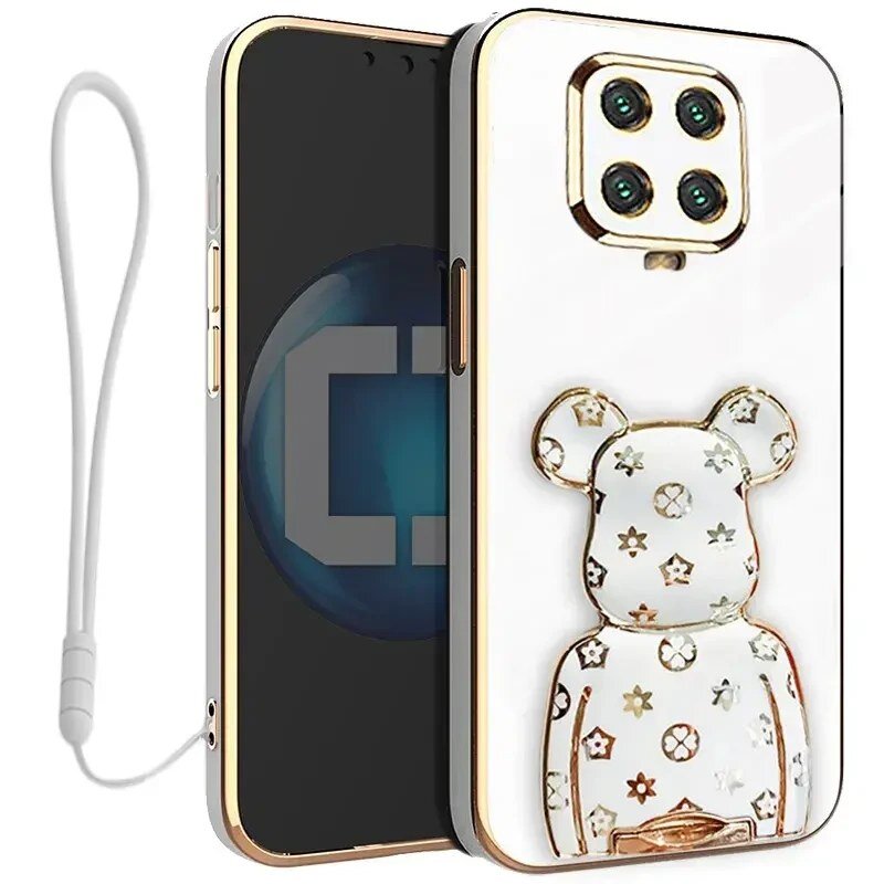 Etui na telefon z białym tłem i złotymi elementami, ozdobione wzorem misia z motywem gwiazdek. Obok znajduje się smycz w kolorze białym.
