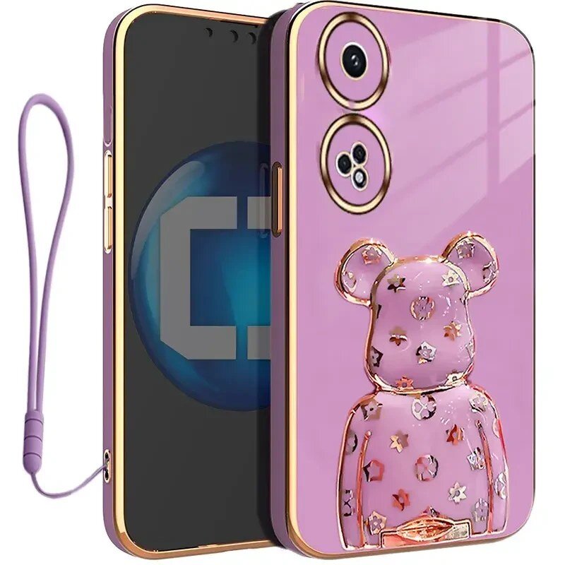Różowe etui na telefon z ozdobnym motywem misia i gwiazdek, posiada wycięcia na aparat oraz fioletową smycz. W tle widoczny jest ekran telefonu z niebieskim okręgiem i literą \'C\'.