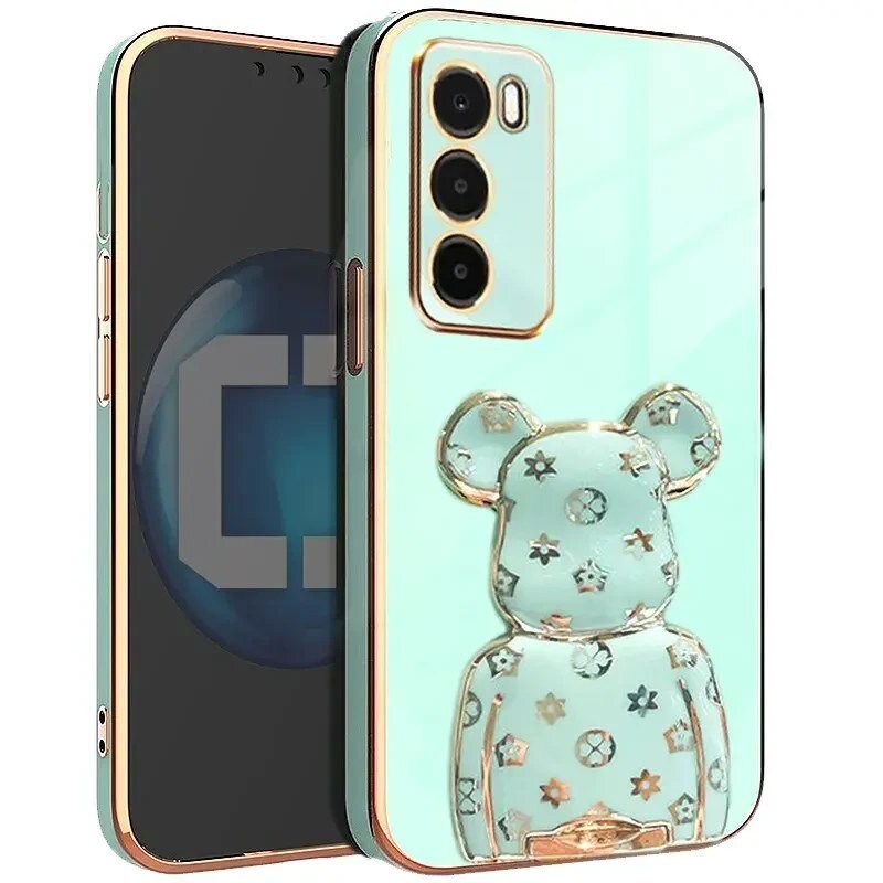 Etui na telefon w kolorze miętowym z wytłoczonym wzorem misia i złotymi akcentami wokół aparatu. Na ekranie telefonu widoczny jest niebieski okrąg z białymi literami \'C\' i \'I\'.