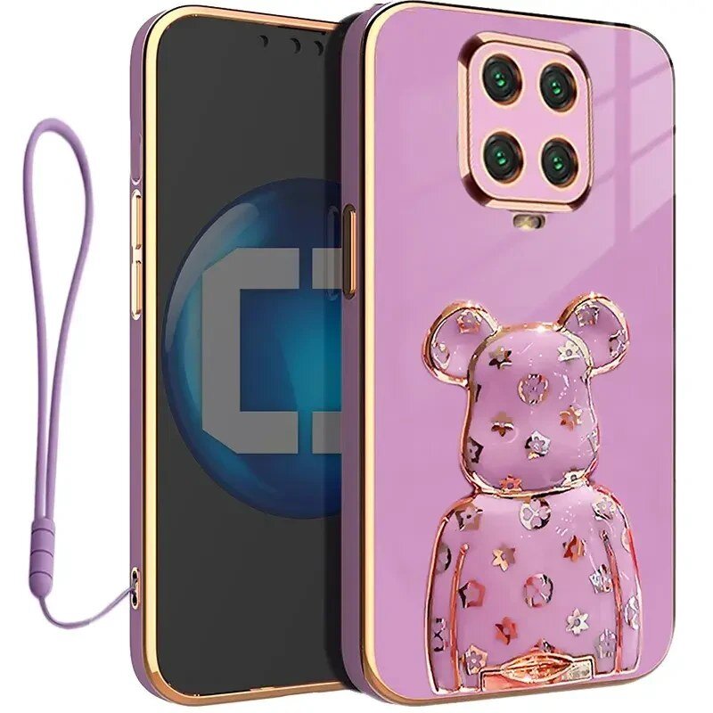Etui na telefon w kolorze różowym z wytłoczonym wzorem misia i ozdobnymi elementami. Do etui dołączona jest fioletowa smycz.