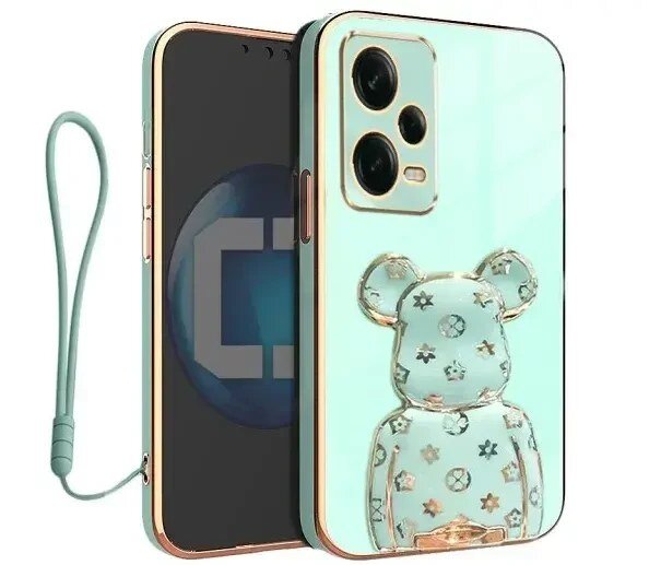 Etui na telefon w kolorze miętowym z motywem misia i wzorami, posiada dwa otwory na aparat oraz dołączoną smycz.