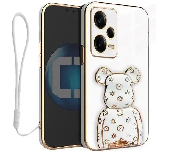 Etui na telefon z ozdobnym motywem misia i wzorami, w zestawie z uchwytem i smyczą. Etui jest przeznaczone do modelu telefonu z trzema widocznymi aparatami.