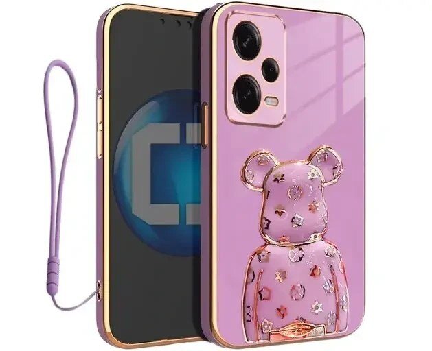 Etui na telefon w kolorze różowym z dekoracyjnym wzorem misia i wycięciami na aparat. Dołączona jest fioletowa smycz.