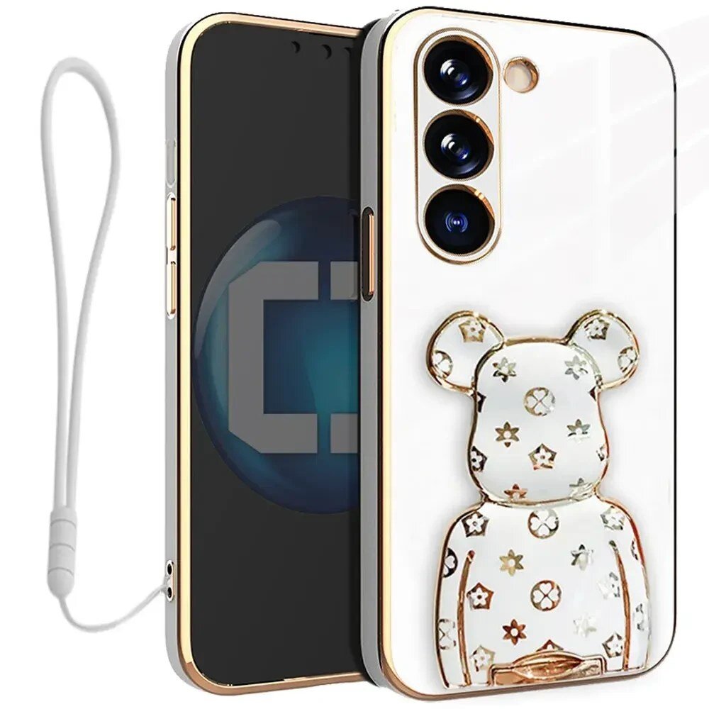Etui na telefon z trzema widocznymi obiektywami aparatu oraz ozdobnym elementem w kształcie misia z wzorami. Do etui dołączona jest biała smycz.
