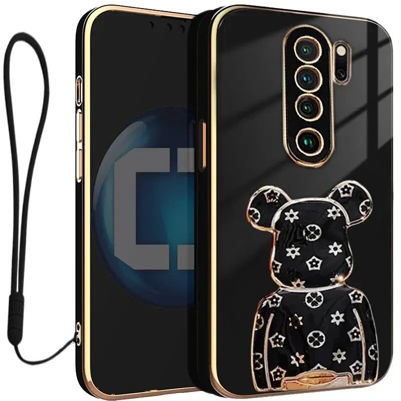 Czarne etui na telefon z ozdobnym wzorem misia i złotymi akcentami, obok czarna smycz. Etui posiada wycięcia na aparat i przyciski boczne.