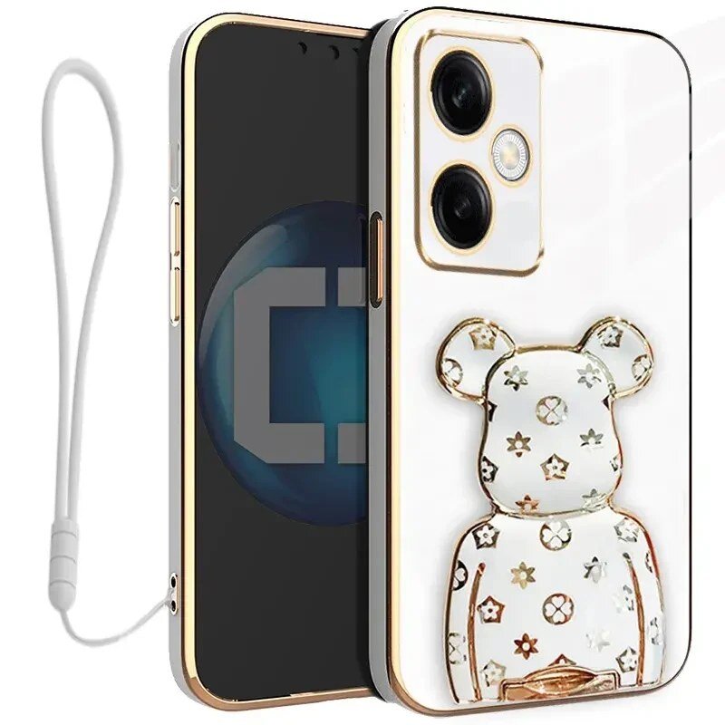 Etui na telefon z motywem misia ozdobionego wzorami, z dwoma otworami na aparat. Obok znajduje się smycz w kolorze białym.