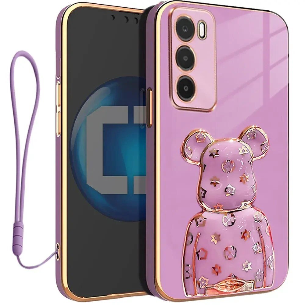 Etui na telefon w kolorze różowym z ozdobnym motywem misia i wycięciami na aparat. Do etui dołączony jest fioletowy uchwyt w formie smyczy.