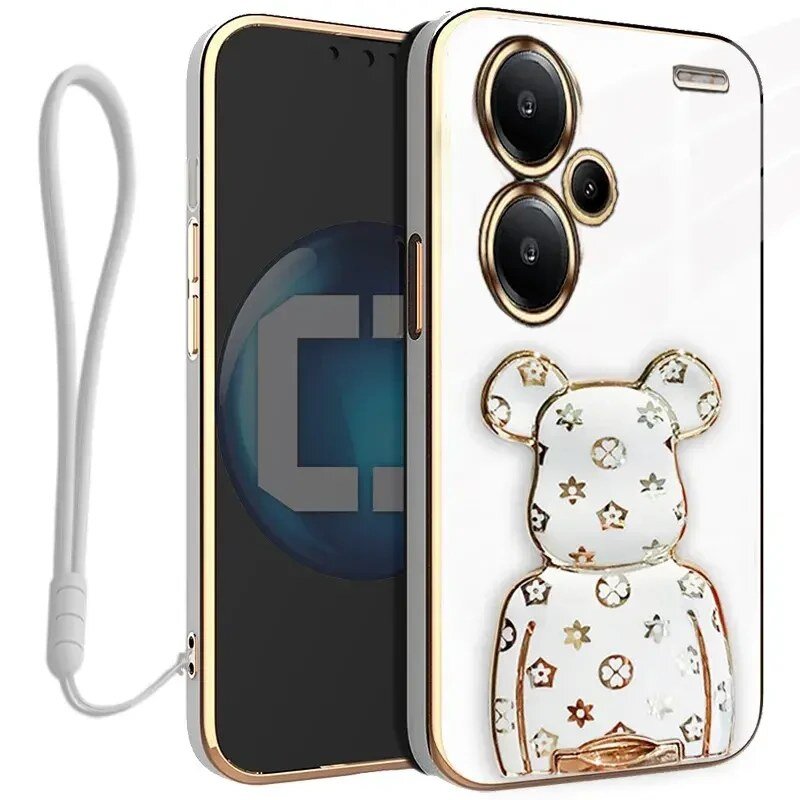 Etui na telefon z trzema okrągłymi wycięciami na aparaty oraz ozdobnym wzorem w kształcie misia z motywem kwiatowym. Do etui dołączony jest biały uchwyt w formie smyczy.