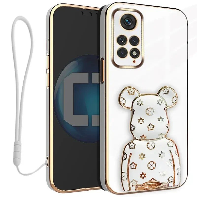 Etui na telefon z motywem misia ozdobionego złotymi i srebrnymi wzorami, przeznaczone do Samsung Galaxy A53 5G. W zestawie znajduje się również uchwyt i smycz w kolorze białym.