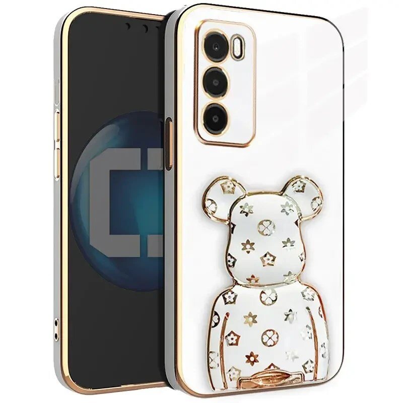 Etui na telefon z białym tłem i ozdobnym wzorem w kształcie misia z gwiazdkami i okręgami. Obok widoczny jest telefon z trzema obiektywami aparatu.